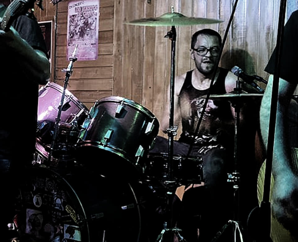 La banda de punk Los FAB tiene a Javier como baterista