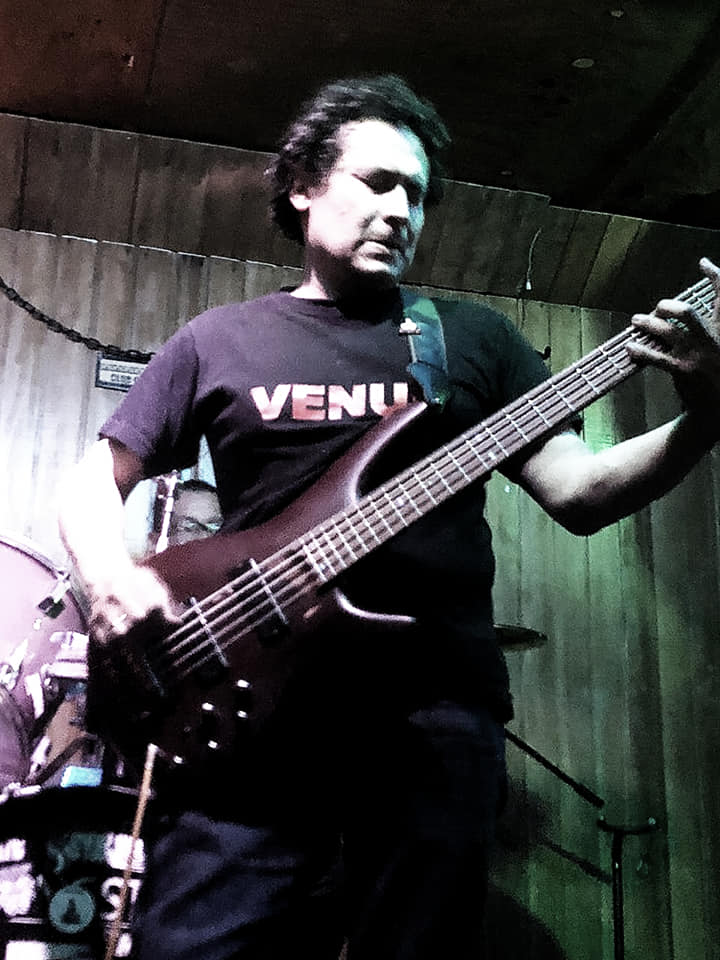 Mauricio es el bajista de la banda de punk de Bogotá Los FAB