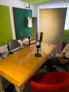 Mauricio Gomez en el estudio de Cuatro x Cuatro grabando para el Neo Travel Cast, un podcast de Tropical Punk Records