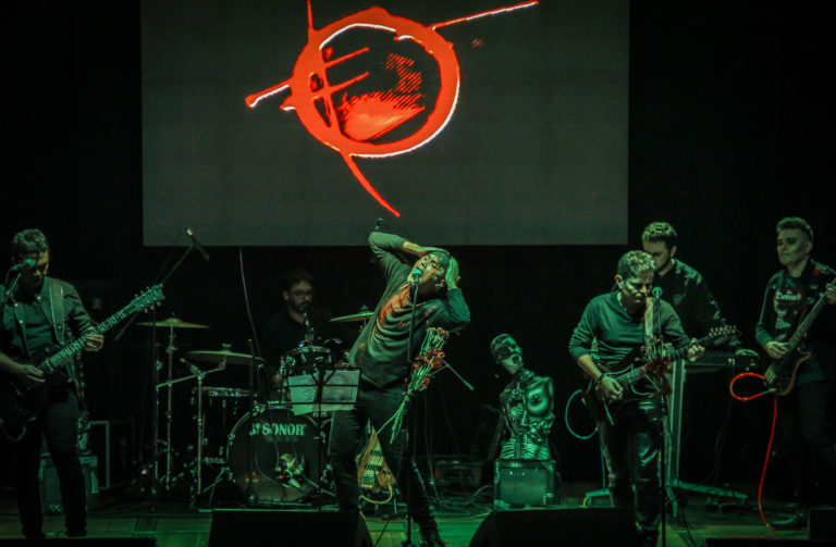 La corta distancia entre el teatro y el rock con Frankie Ha Muerto